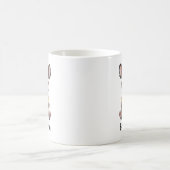 Süßes Okapi beim Lesen eines Buches Custom Kaffeetasse (Mittel)