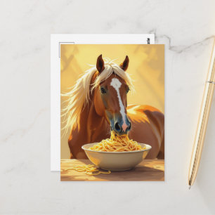 süßes Palomino-Pferd, das Spaghetti isst Postkarte