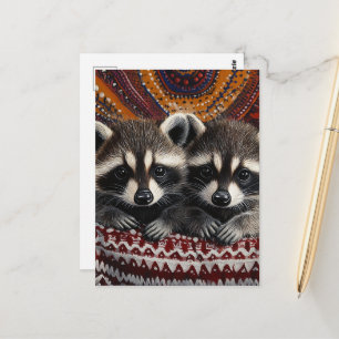 Süßes Pärchen Waschbärenbabys in roter Decke Postkarte