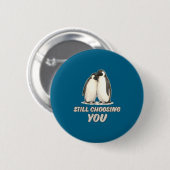 Süßes Pinguin-Paar wählt immer noch dich Kunst Button (Vorne & Hinten)