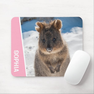 Süßes Quokka-Tier am Strand Australien Pink Mousepad
