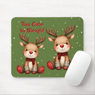 Süßes Rentierpaar im festlichen Schneefall Mousepad