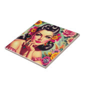Süßes Retro-Blumen Pin-up-Porträt Fliese (Seite)