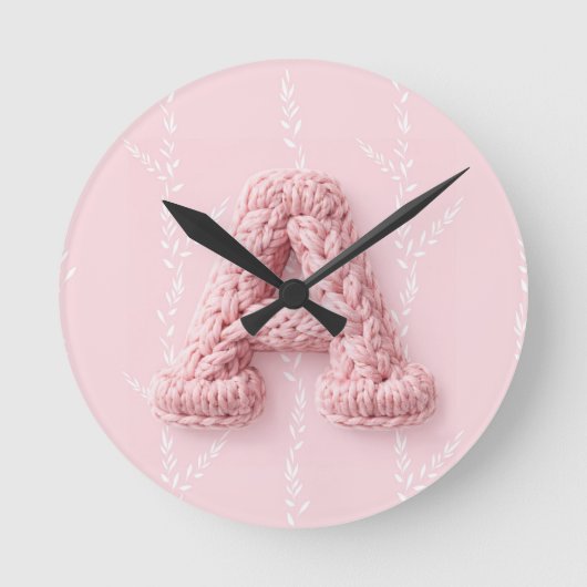 Süßes rosa A-Monogramm Anfangs gehäkelt Buchstabe Runde Wanduhr (Vorderseite)