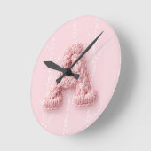 Süßes rosa A-Monogramm Anfangsbuchstabe gehäkelt b Runde Wanduhr (Winkel)