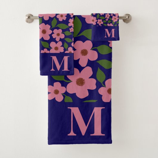 Süßes rosa Blumenmuster Monogramm Badhandtuch Set (Insitu)