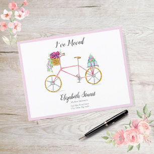 Süßes rosa Fahrrad mit Blumenpaketen, die ich bewe Ankündigungspostkarte