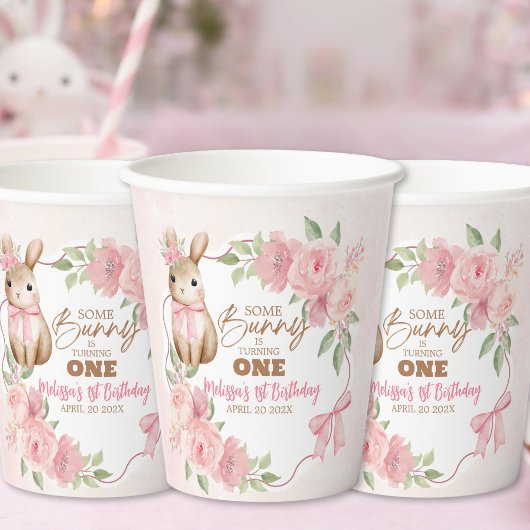 Süßes rosa florales Some Bunny wird eins Geburtsta Pappbecher
