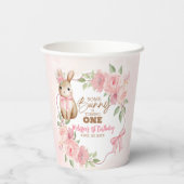 Süßes rosa florales Some Bunny wird eins Geburtsta Pappbecher (Rückseite)