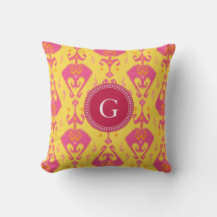 Süßes rosa gelbes Ikat-Stammesmuster-Monogramm Kissen