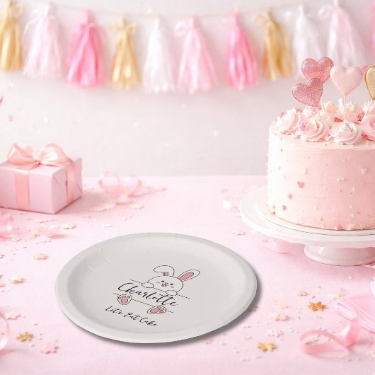 Süßes rosa Häschen-Mädchen, lass uns Kuchen essen  Pappteller