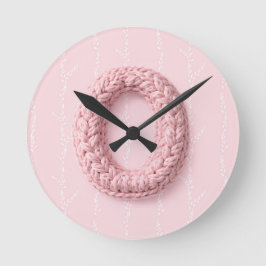 Süßes rosa O Monogramm Anfangs gehäkelt Buchstabe  Runde Wanduhr