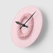 Süßes rosa O Monogramm Anfangsbuchstabe gehäkelter Runde Wanduhr (Winkel)