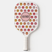 Süßes rosa Smiley-Gesicht-Muster-Monogramm Pickleball Schläger (Rückseite)