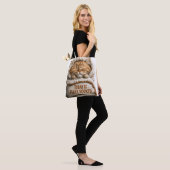 Süßes schlafendes Ingwer-Kätzchen in Decke gewicke Tasche (Am Model)