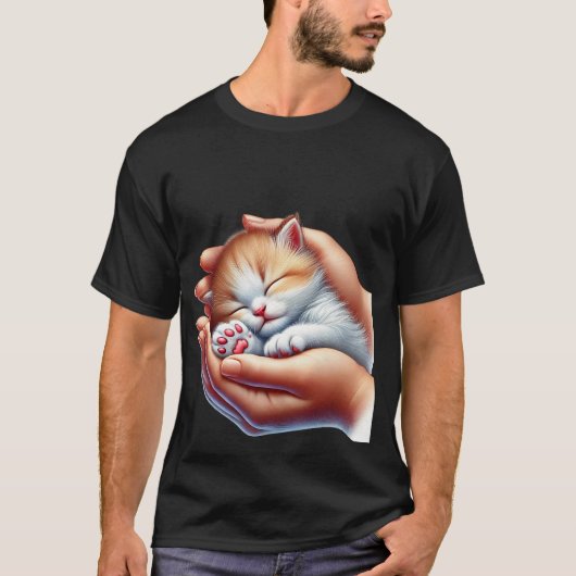 Süßes schlafendes Kätzchen in den Händen Winziges T-Shirt (Vorderseite)
