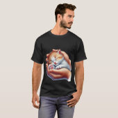 Süßes schlafendes Kätzchen in den Händen Winziges T-Shirt (Vorne ganz)