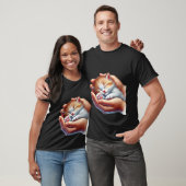 Süßes schlafendes Kätzchen in den Händen Winziges T-Shirt (Unisex)