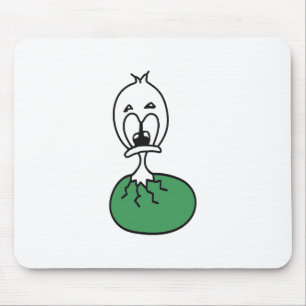 Süßes schlüpfendes Küken in einem grünen Ei Mousepad