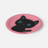 Süßes schwarzes Kätzchen auf Pastellrosa Pappteller (Schrägansicht)