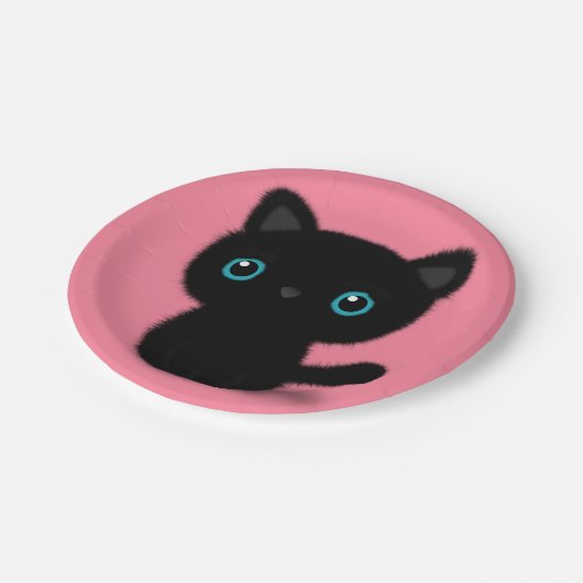 Süßes schwarzes Kätzchen auf Pastellrosa Pappteller (Schrägansicht)