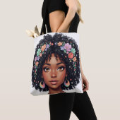 Süßes Schwarzes Mädchen mit Blumenkrone Afro Tasche (Von Nahem)