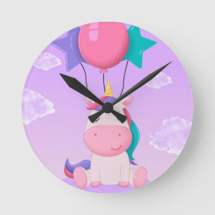 Süßes sitzendes Einhorn und Ballons Flieder Runde Wanduhr