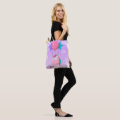 Süßes sitzendes Einhorn und Ballons Flieder Tasche (Am Model)