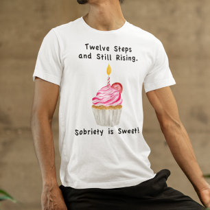 Süßes Sobriety: Cupcake mit Kerze, Erholung Coin T-Shirt