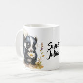 Süßes Stinktier schnüffelt an Gänseblümchen Kaffeetasse (Vorderseite Links)
