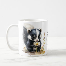 Süßes Stinktier schnüffelt an Gänseblümchen Kaffeetasse