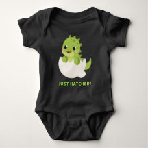 Süßes T-Shirt mit frisch geschlüpftem Baby-Dinosau