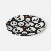 Süßes Totenkopf Halloween Gruselmuster Pappteller (Schrägansicht)
