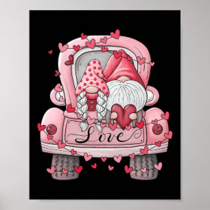 Süßes Valentins-Gnom-Paar auf rotem Lastwagen Lieb Poster