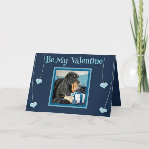 Süßes Valentinsbild mit Basset Hound und Herzen in Karte