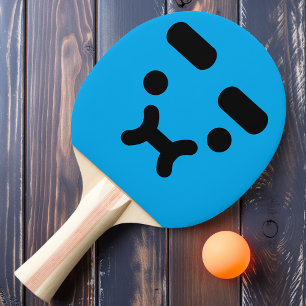 Süßes verwirrtes schmollendes Gesicht Blaues Ping- Tischtennis Schläger