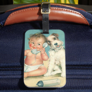 Süßes Vintage-Baby, das mit Hund am Telefon sprich Gepäckanhänger