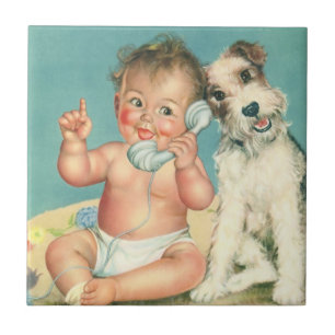 Süßes Vintage-Baby, das mit Hund telefoniert Fliese