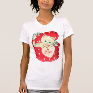 Süßes Vintage-Kätzchen in einer Geschenkbox mit He T-Shirt