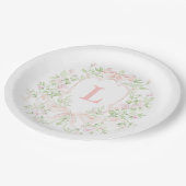 Süßes Wappen mit rosa Bogen | Monogramm-Brautparty Pappteller (Schrägansicht)