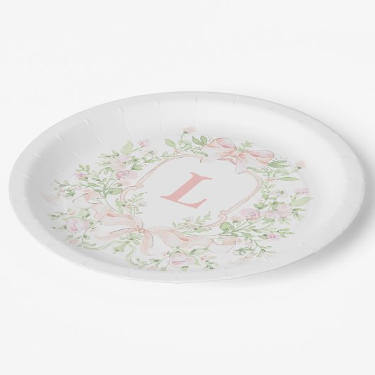 Süßes Wappen mit rosa Bogen | Monogramm-Brautparty Pappteller (Schrägansicht)