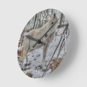 Süßes Weißes Mare und Winterwaldgeschenk Runde Wanduhr (Winkel)