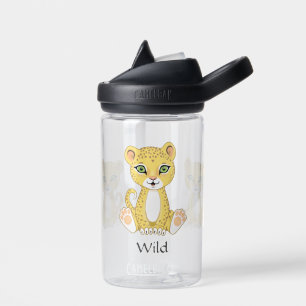 Süßes wildes Leopardbaby auf klarer Wasserflasche Trinkflasche