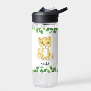 Süßes wildes Leopardbaby auf weißer Wasserflasche Trinkflasche