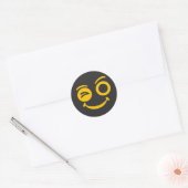 Süßes zwinkerndes Smiley-Gesicht schwarzer runder Aufkleber (Umschlag)