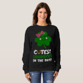 Süßestes Kleeblatt im Patch St. Patricks Day Kinde Sweatshirt (Vorne ganz)