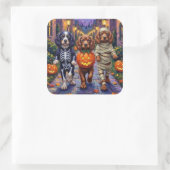 Sussex Spaniel Dogs in Halloween Costumes Quadratischer Aufkleber (Tasche)