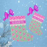 Süßgrüne, Lila, rosafarbene, frisch gepresste Cane Großer Weihnachtsstrumpf<br><div class="desc">Personalisieren Sie diesen lila, grünen und rosa Weihnachtsweih Strumpf mit einem Namen von jemandem Besonderem! Diese Ferienzeit. Denken Sie an Süßigkeiten! Denk nach Pink und denke Lila! Diese beiden aufregenden, trendigen Farben machen Ihre Urlaubsstimmung zu einem wahren Pop! Vintage Blumen vereinen sich mit Weihnachtsflamingos, Bonbons, Bändern und Wintergrün für die...</div>