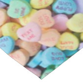 Süßigkeits-Gesprächsherzen des Valentinsgrußes Tischdecke (Schrägansicht)