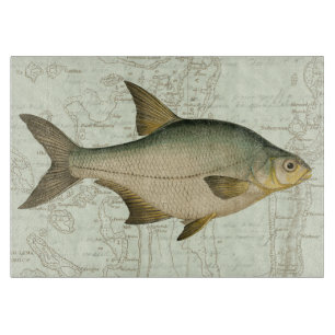 Süßwasserfisch auf Karte Schneidebrett